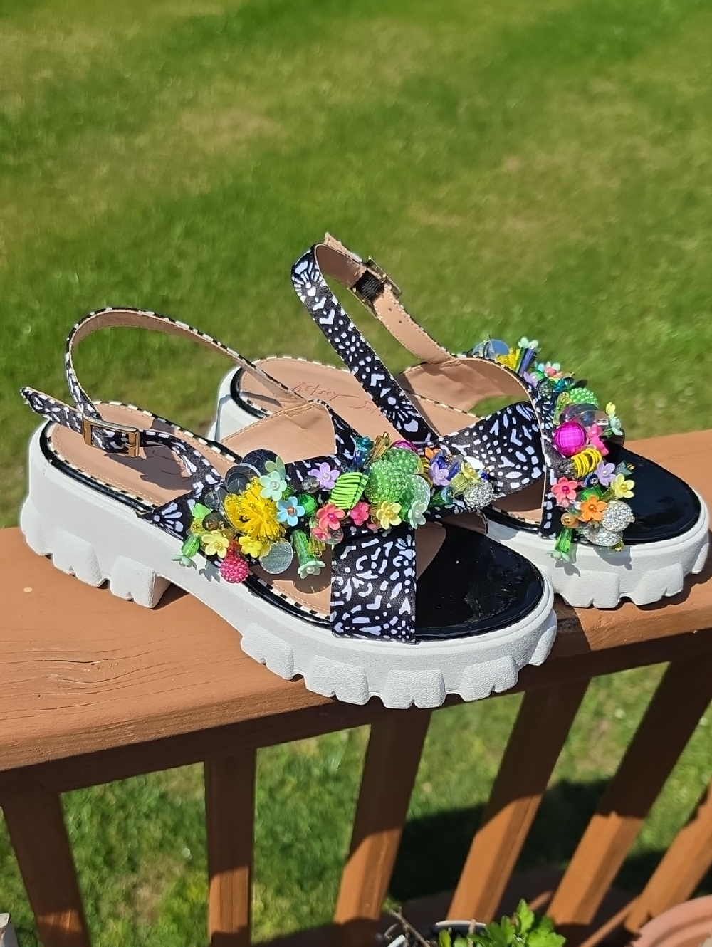 BETSY JOHNSON Floral Embellished Black/ White Platform Sandals for Women Sz 6.5